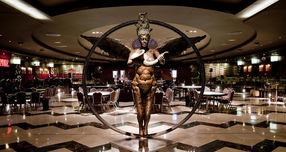 Nh埃斯特雷马杜拉赌场大酒店 巴达霍斯 外观 照片 The sculpture in 2011