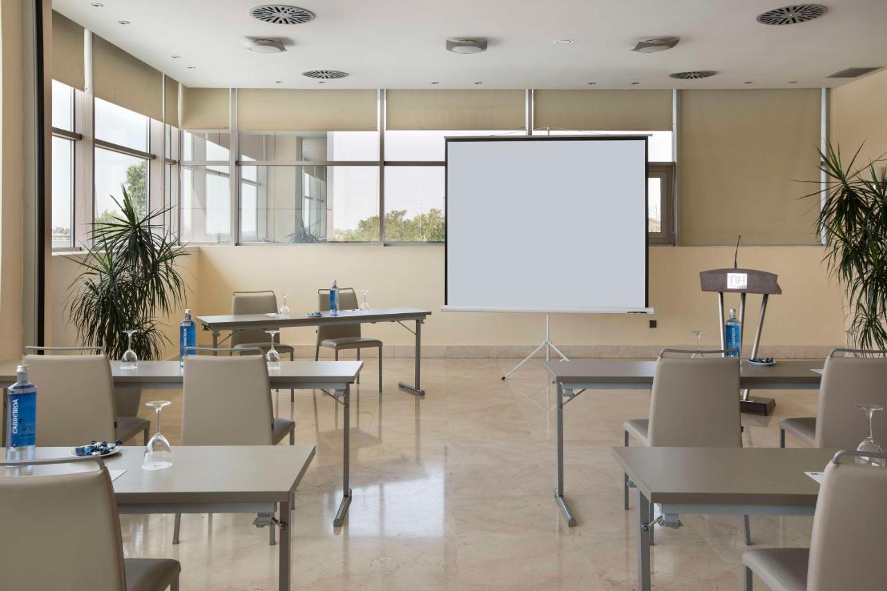 Nh埃斯特雷马杜拉赌场大酒店 巴达霍斯 外观 照片 A projection screen