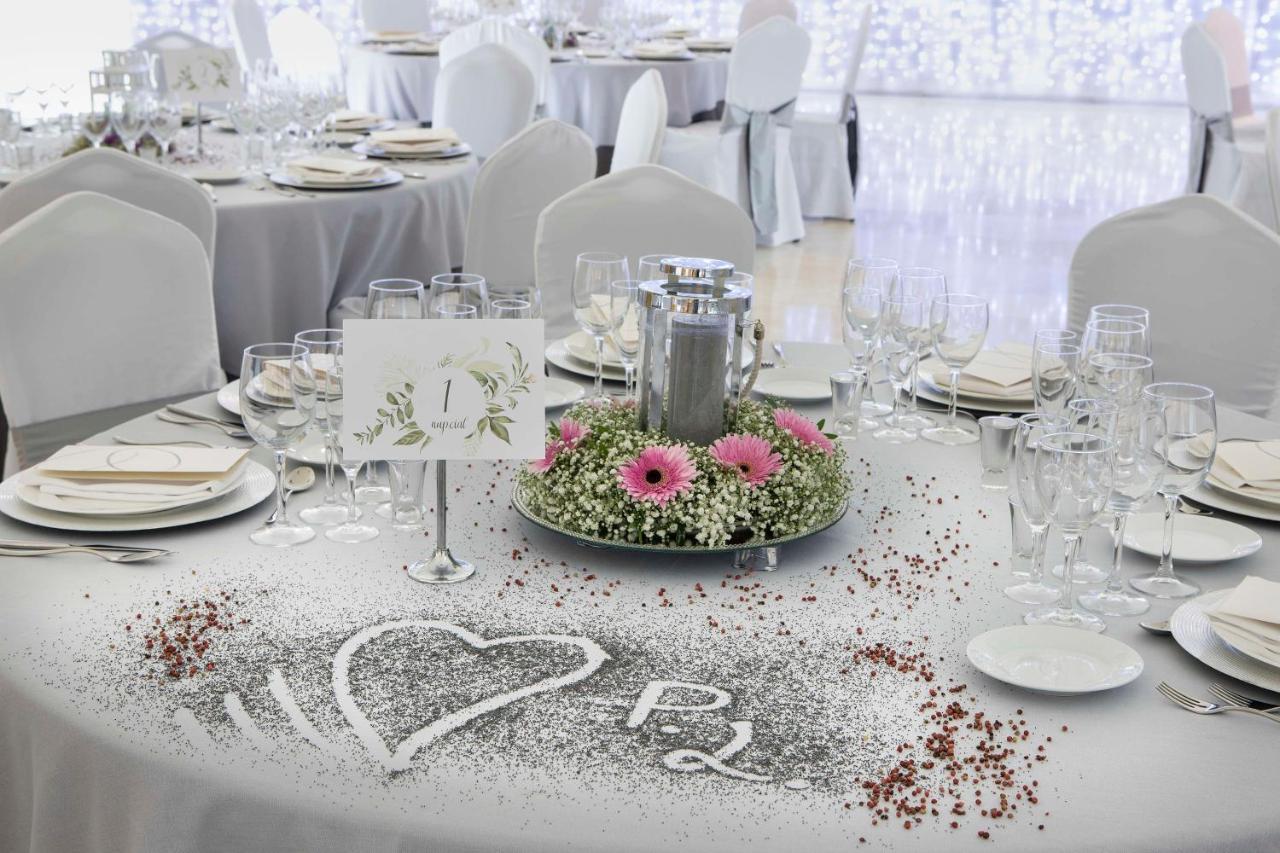 Nh埃斯特雷马杜拉赌场大酒店 巴达霍斯 外观 照片 A table decorated with table confetti