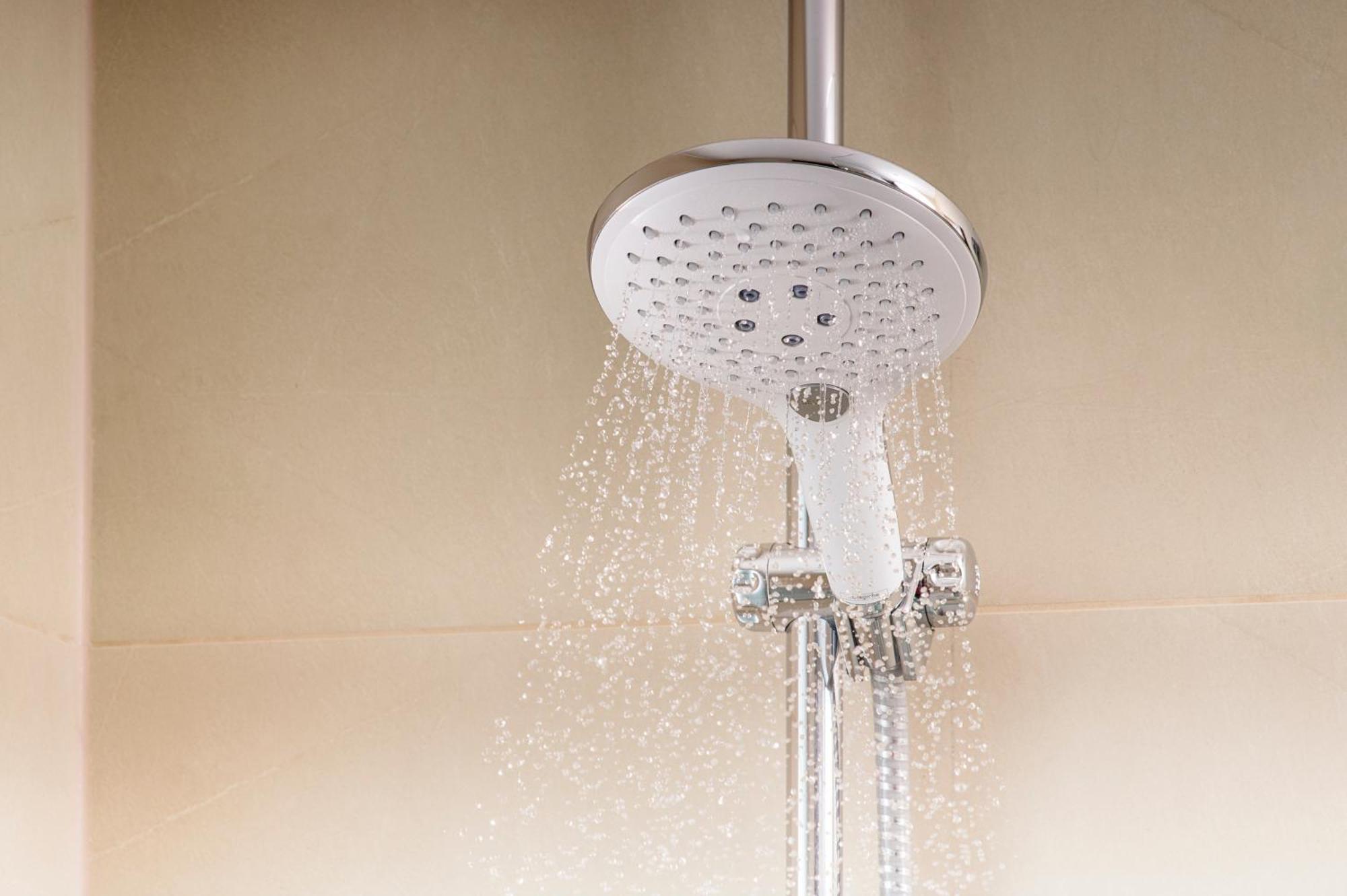 Nh埃斯特雷马杜拉赌场大酒店 巴达霍斯 外观 照片 A shower in operation